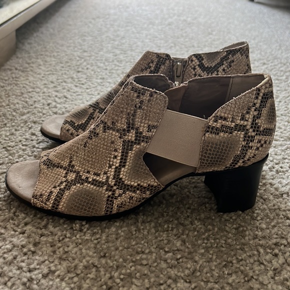 Small open toe bootie - Picture 2 of 3